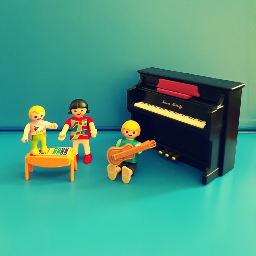 Una selección de canciones para jugar con música y hacer mçusica jugando.